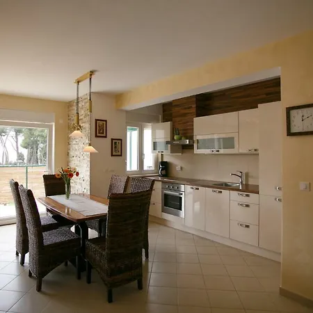 Laste Apartment *